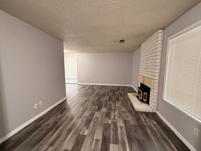 Building Photo - Beautiful 3 Bedroom Single-Family Home!