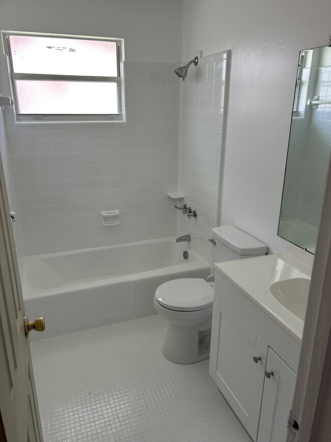 Building Photo - 832 Lucerne Cir