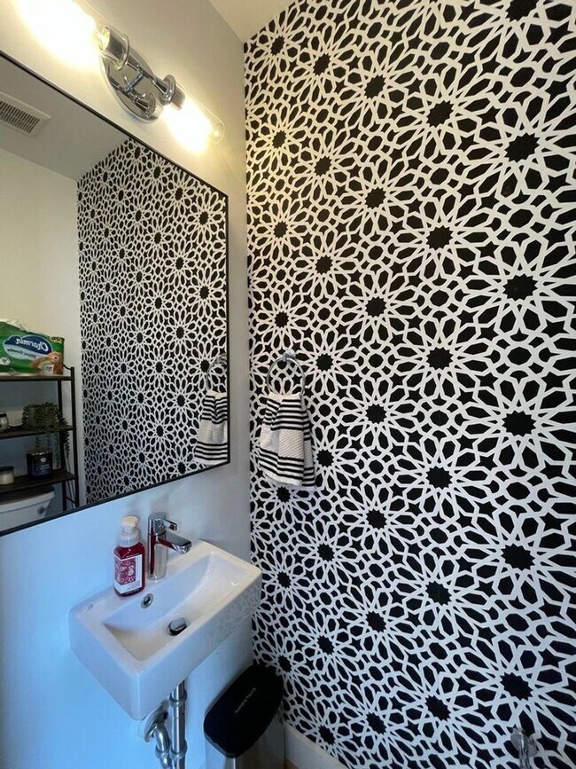 Building Photo - Charming 2BR House in Washington, DC