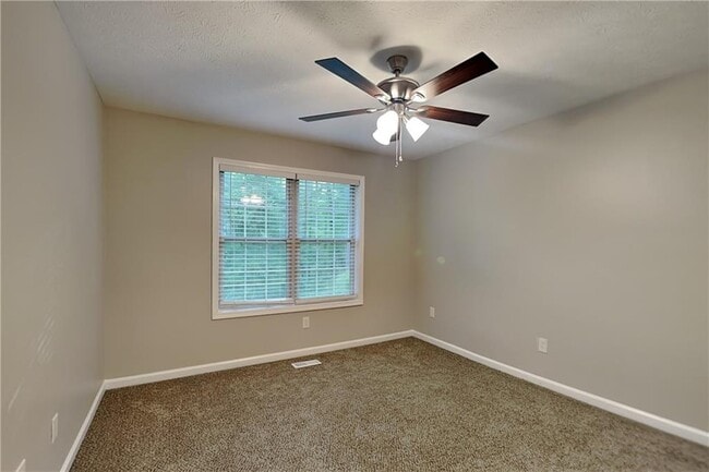 Building Photo - 142 Hartwood Dr