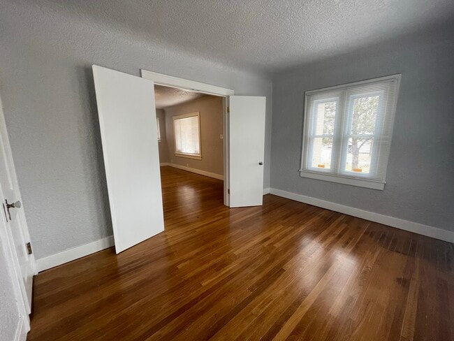 Building Photo - 405 Vassar Dr SE