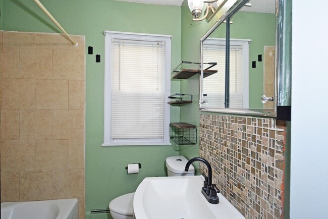 Building Photo - Charming 3-Bed 1.5-Bath Home Available in ...