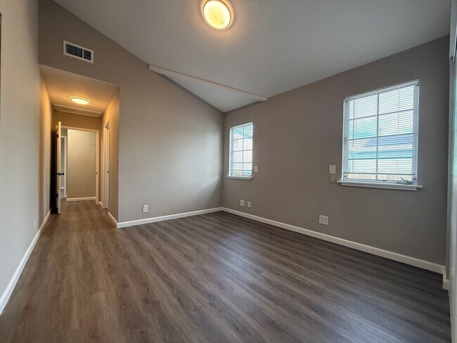 Building Photo - Nice and bright detached single-family res...