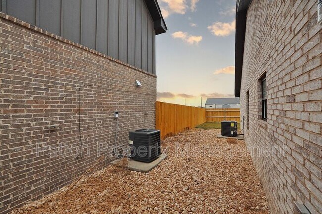 Building Photo - 14411 Periwinkle Dr