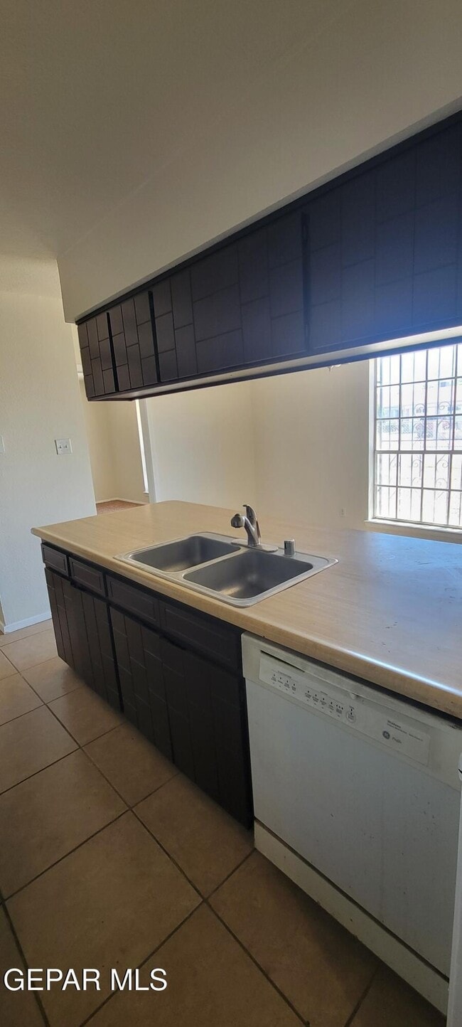 Building Photo - 5761 Longview Dr