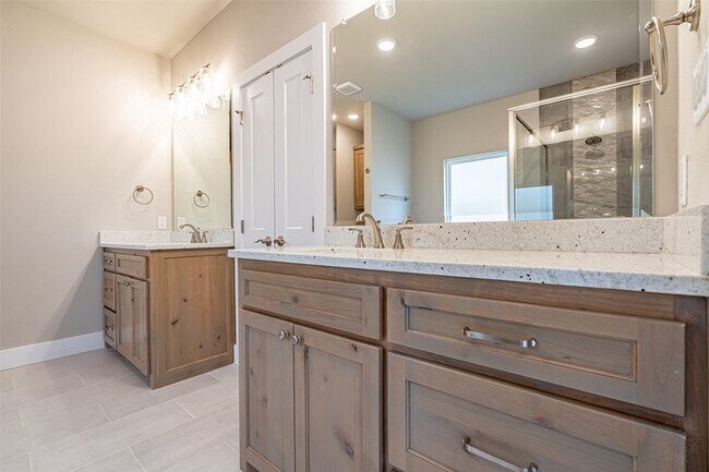 Building Photo - 2044 Salina Cir