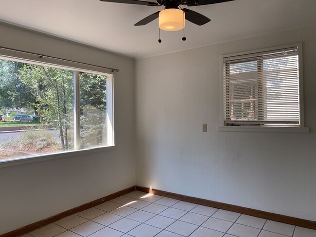 Building Photo - STUDENTS WELCOME! Cute 3-Bedroom / 1-Bath Home w/ Spacious Fenced Yard
