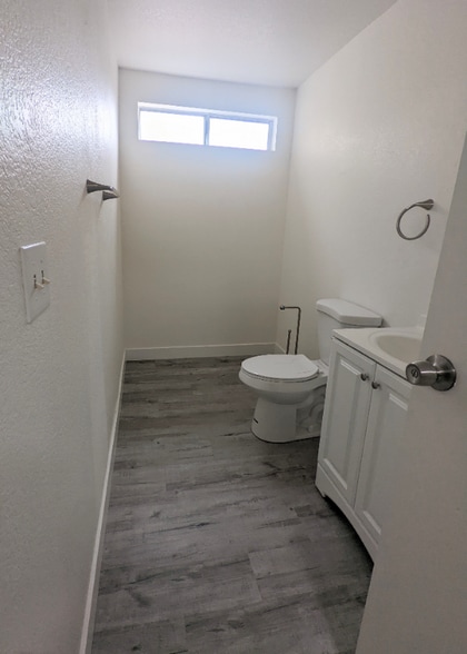 Building Photo - 927 Freeman Ave