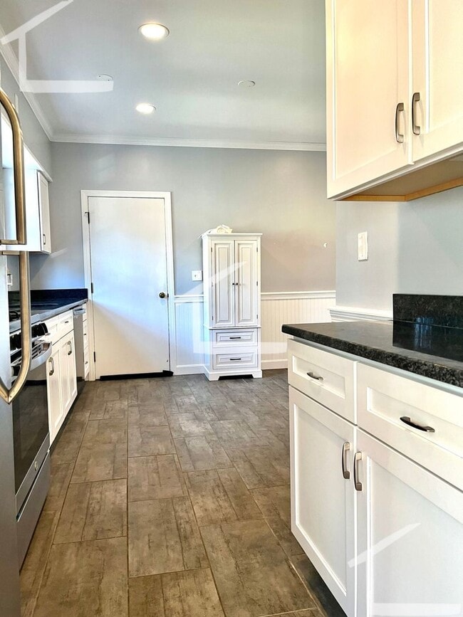 Building Photo - HUGE 3 bed duplex in the heart of Oak Square!