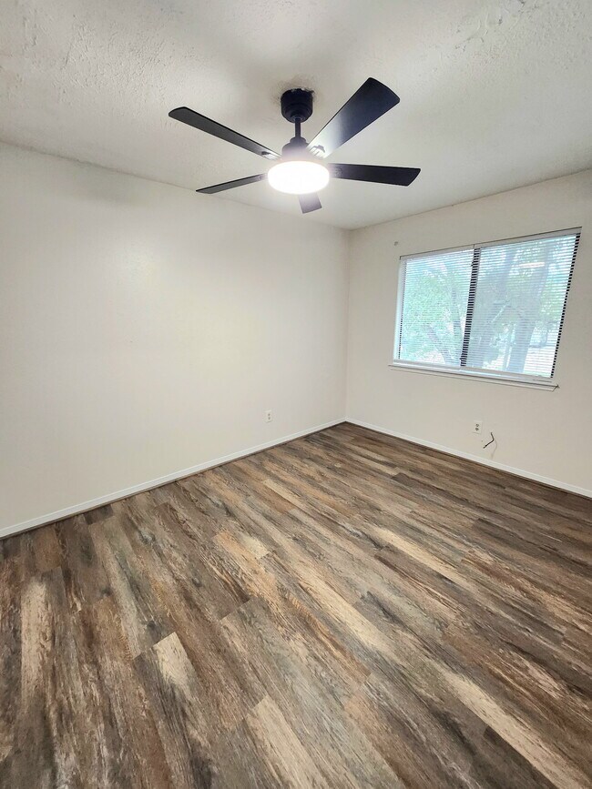 Building Photo - 10045 Emerald Creek Dr