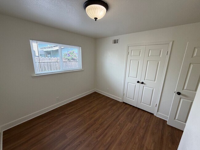 Building Photo - 465 Stansbury Dr