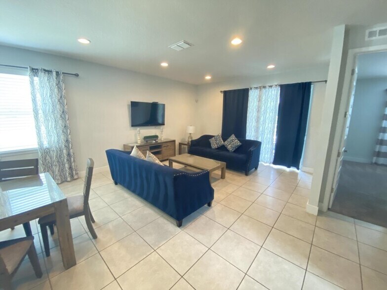 Building Photo - 350 Lasso Dr