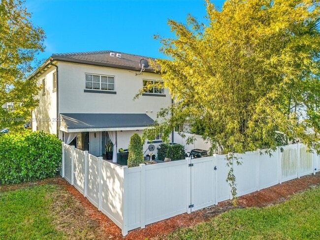 Building Photo - 12925 SW 49th Ct