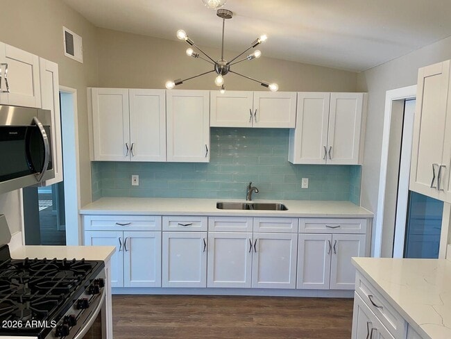 Building Photo - 2012 E Howe Ave