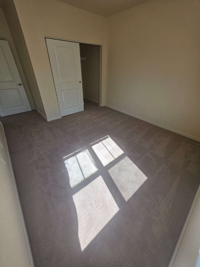 Building Photo - 2 Bedroom | 1 Bathroom 2nd Floor Apartment Available RIGHT NOW!