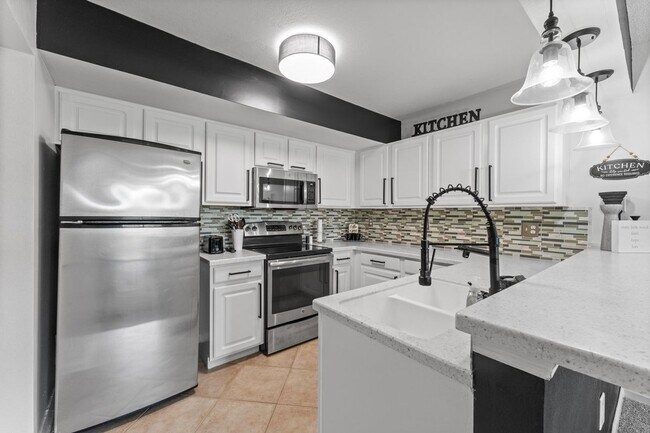 Building Photo - Conveniently located 3 bedrooms 2 bathroom...
