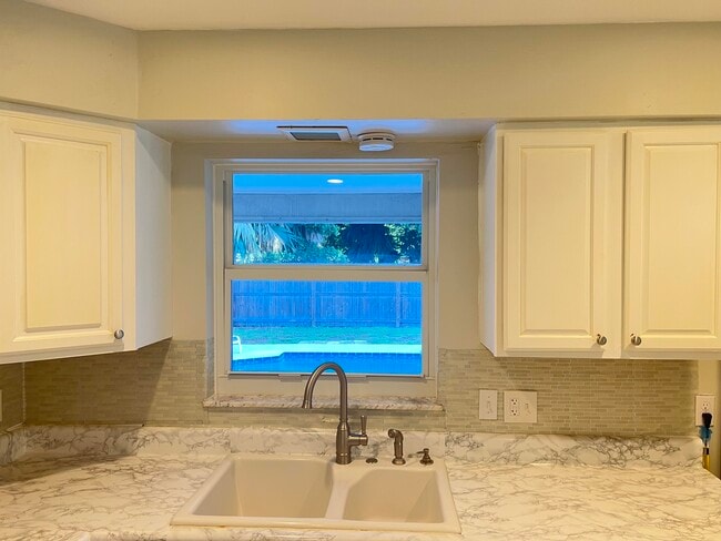 Building Photo - 540 S Manor Dr