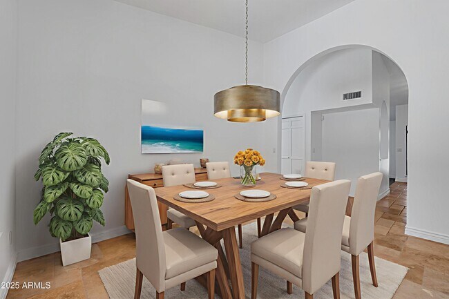 Building Photo - 5903 E Paradise Ln