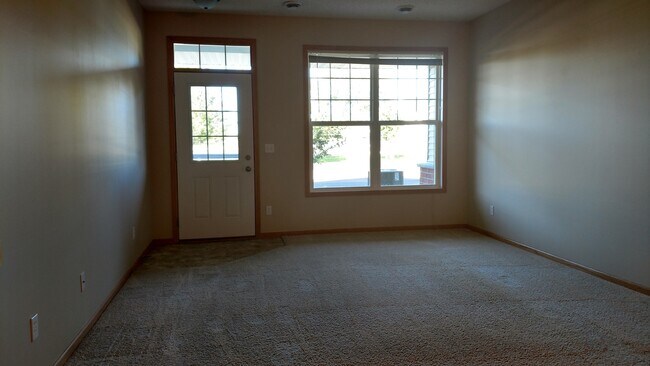 Building Photo - 943 Willow Glen Dr