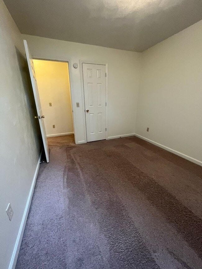 Building Photo - Rutherford 3 Bedroom 3 Bath with Den Town House