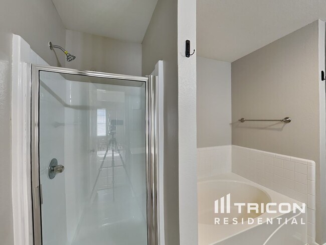 Building Photo - 1082 Roundrock Dr