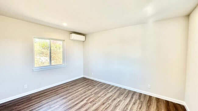 Building Photo - Beautiful Newer Custom Construction Detach...