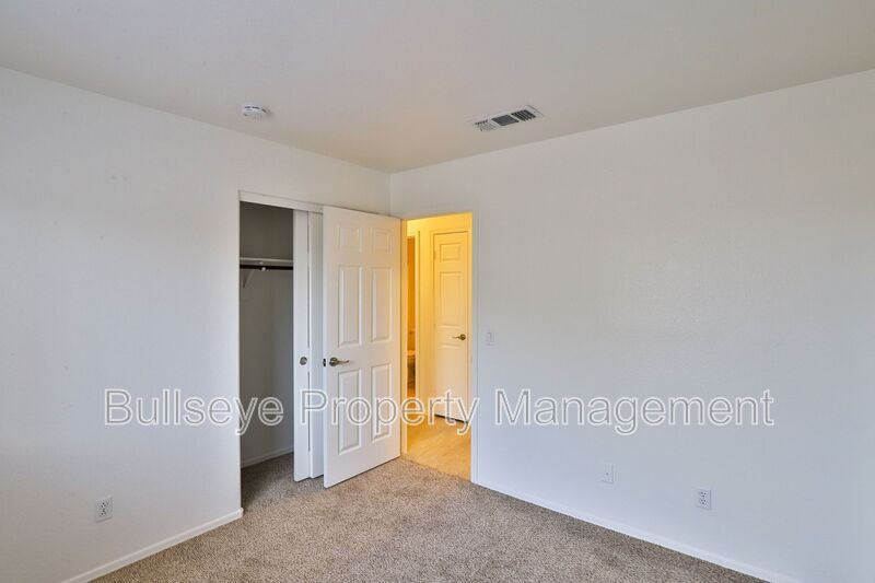 Building Photo - 1697 N La Fresa Dr