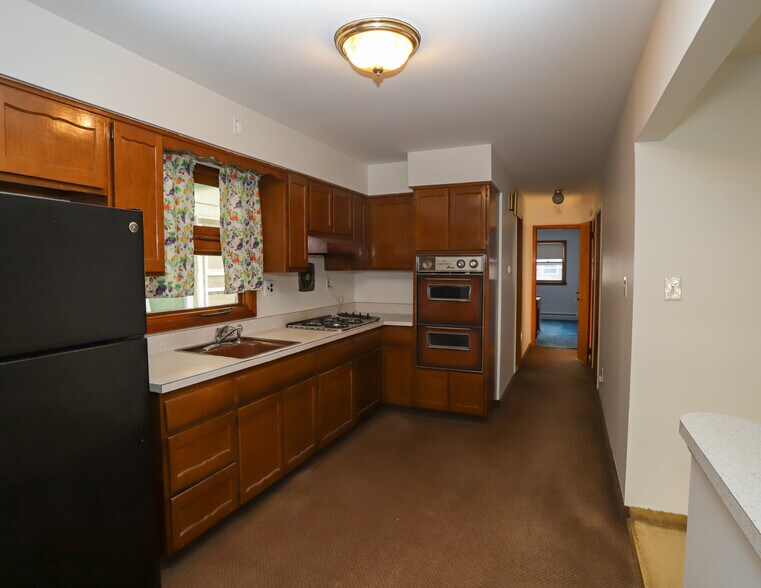 Building Photo - 15 Bleecker St