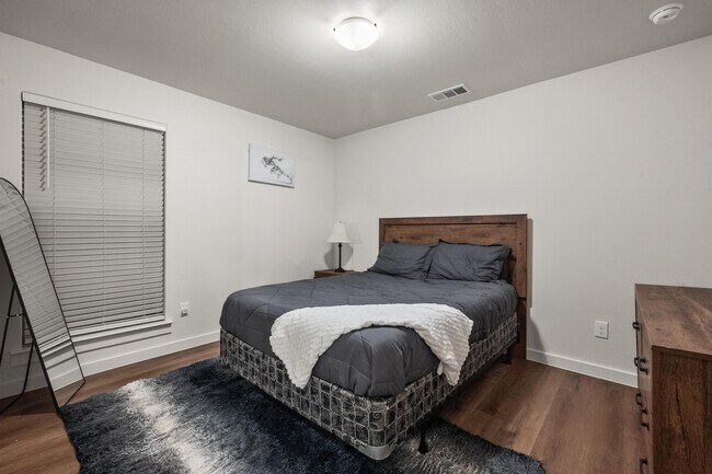 Building Photo - 2515 Kenwood Ave