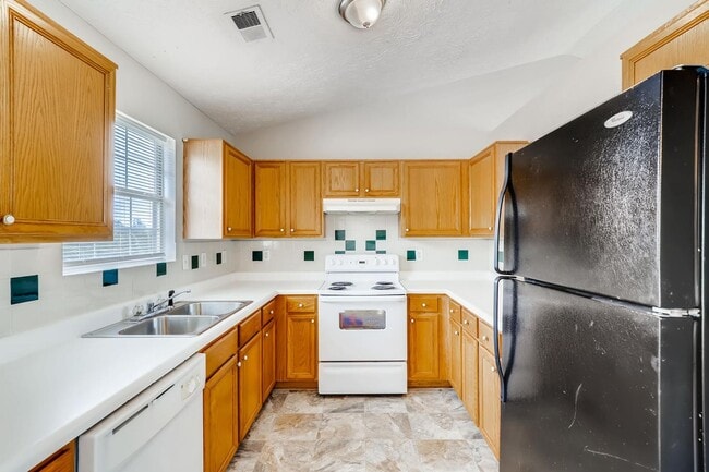 Building Photo - Gorgeous Split-Level 2 Story Home New Paint