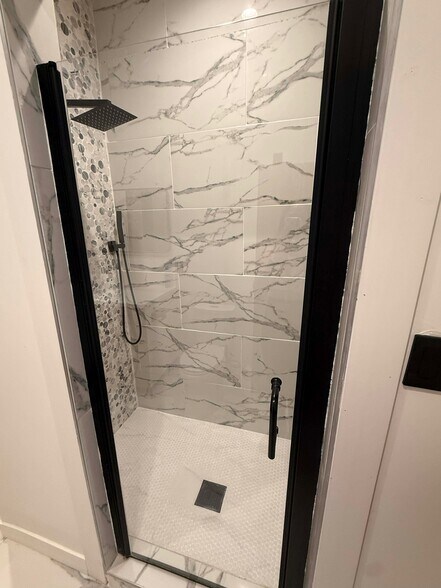 Walking shower - 2872 S Delaware Ave