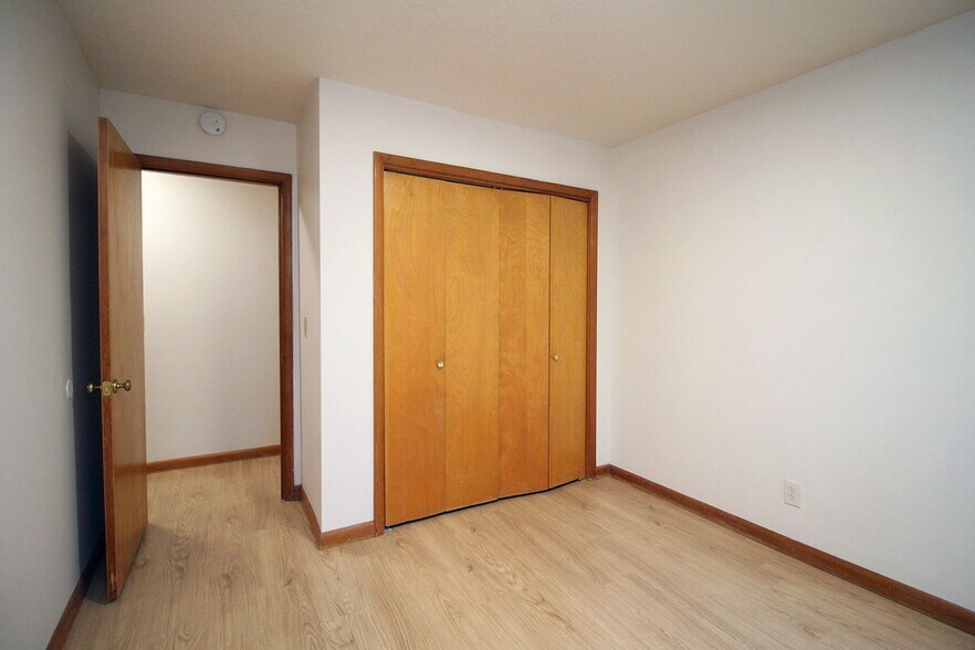 Building Photo - 3200-3236 SW Marigold St