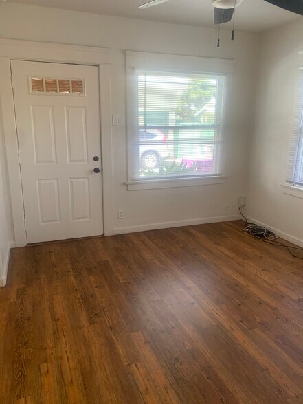 Building Photo - 1033 E 4th St