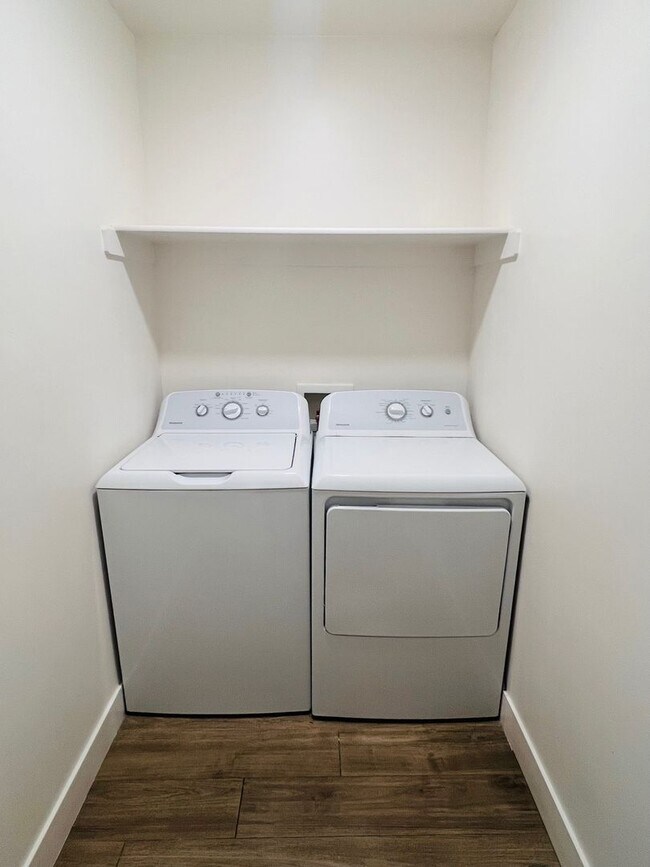 Building Photo - Beautiful new construction town home with ...