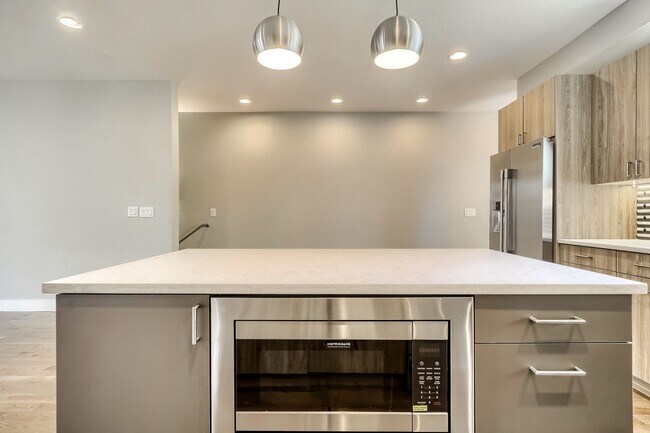 Building Photo - 3 bedroom / 3.5 bath Townhome + 2 Large Flex Spaces & Spacious Roof Top Deck!