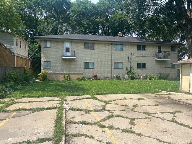 Building Photo - Nice 2 bed/1 bath Apartment