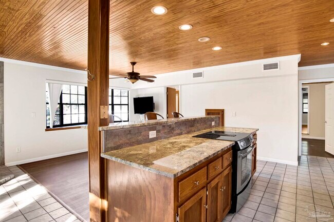 Building Photo - 525 Lakewood Rd