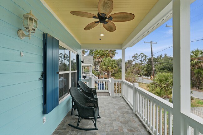 Building Photo - Prime Coastal Location!