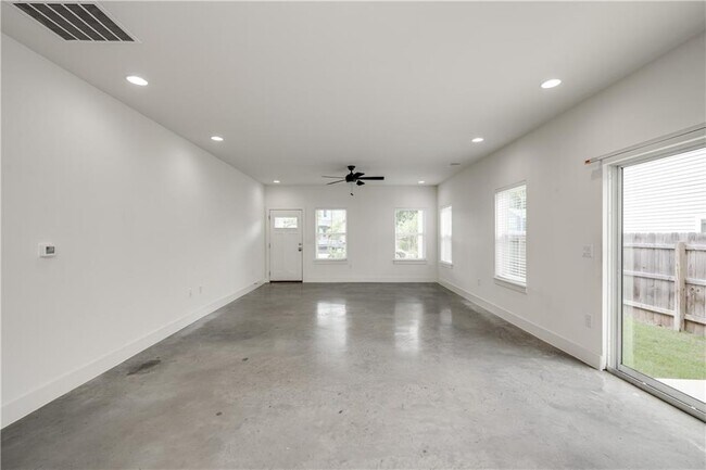 Building Photo - 3014 E 14th 1/2 St