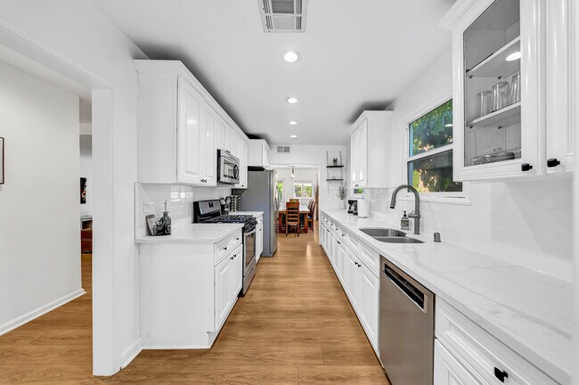 Building Photo - 7713 Oakdale Ave