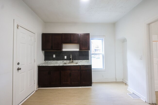 Building Photo - 853 E 155th St