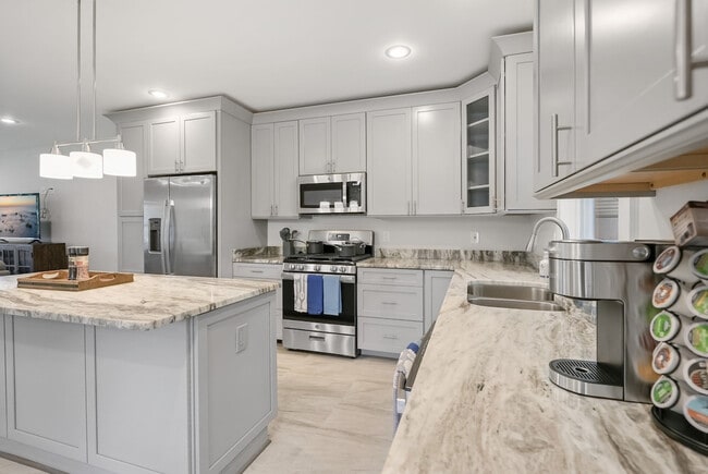 Building Photo - 4400 Weyburn Dr
