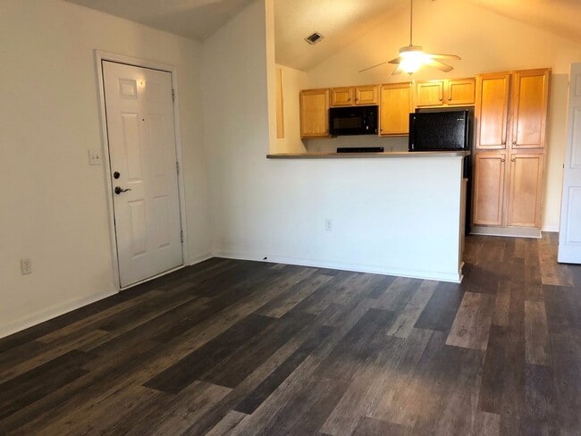 Building Photo - 2 Bedroom Renovated Hart's Cove Apartment!