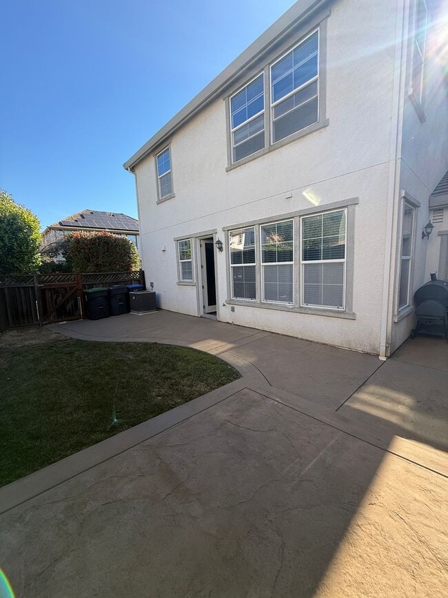 Building Photo - 3 Bedroom, 3.