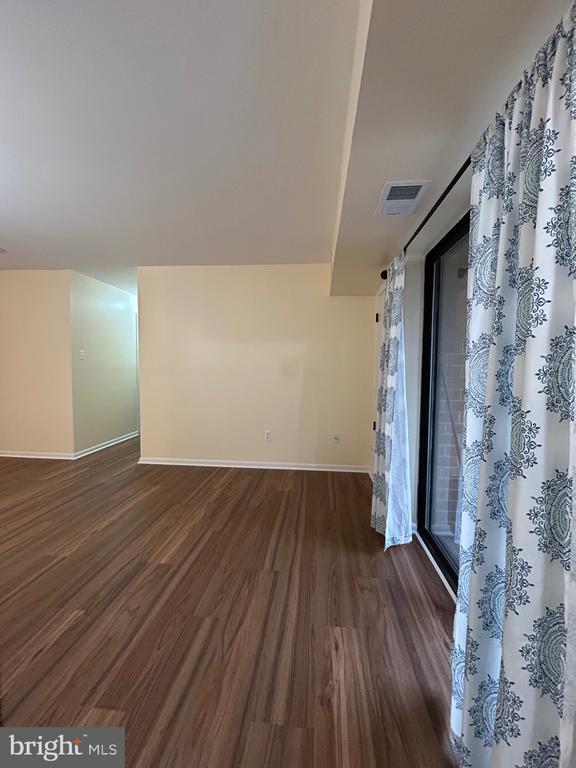 Building Photo - 3223 Valley Dr