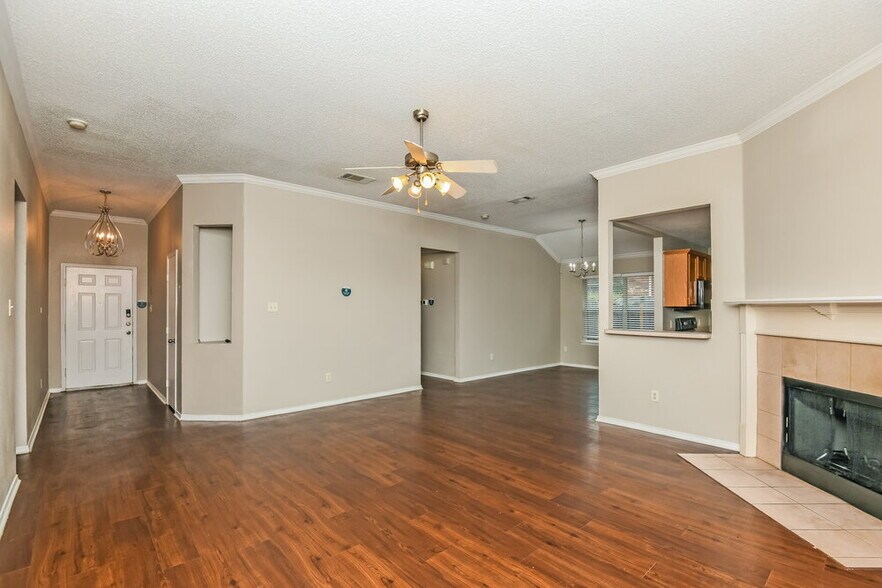 Building Photo - 825 Mesa Vista Dr