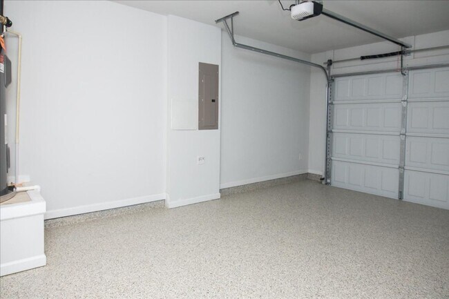 Building Photo - Newly Constructed 4bd/3.5ba Minutes From A...