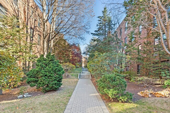 Building Photo - 325 Tappan St