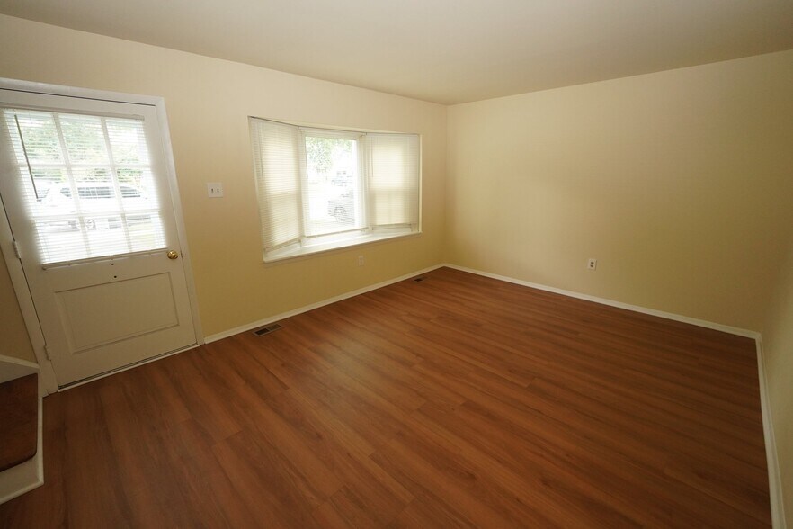 Building Photo - 691 Towne Center Dr