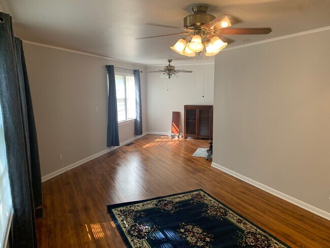 Building Photo - 805 N Hall Ave